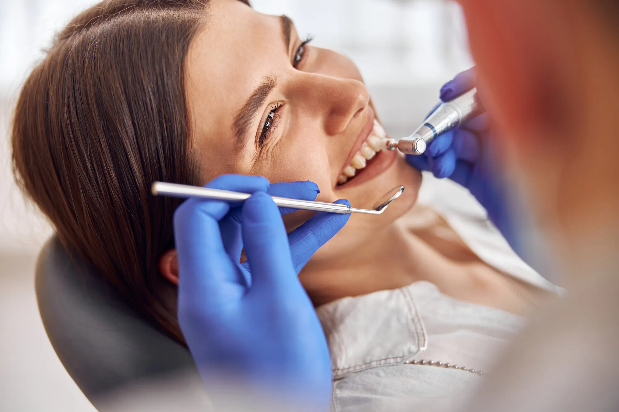 Usmívající se pacientka během dentálního ošetření
